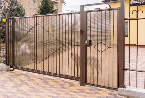 Купить ворота из профлиста с элементами ковки, с металлическими столбами в рамке или под дерево в Саянске от 154770 руб