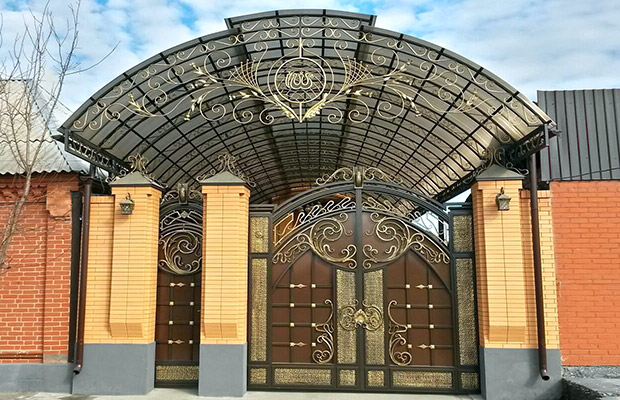 Купить или заказать ворота для дома с навесом - стильные и надежные решения для вашего участка в Саянске от 41943 руб | ВоротМастер-Сск